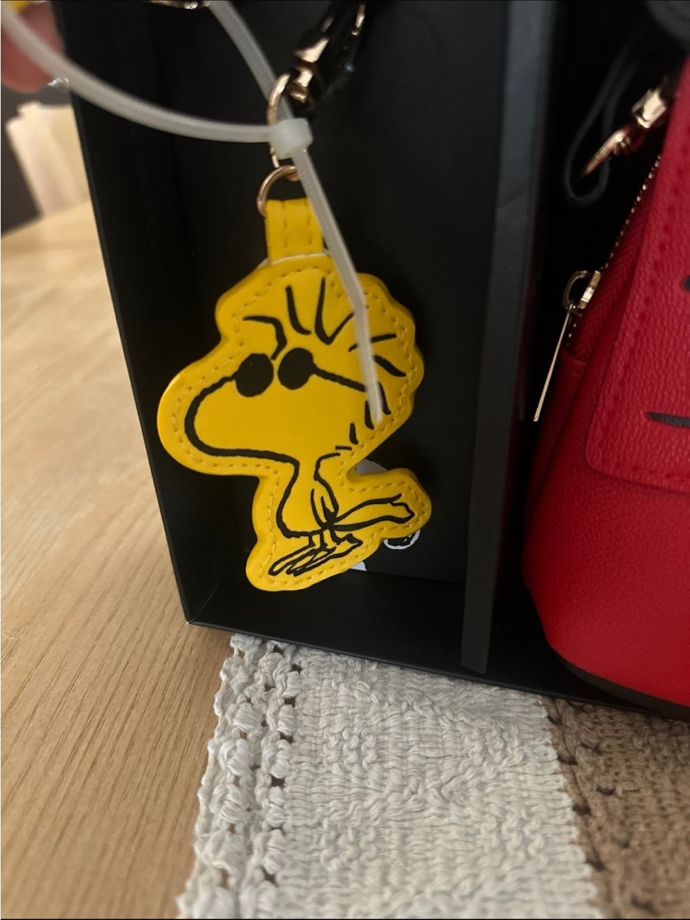 Peanuts Red Crossbody Bag with Snoopy and 2 charms - Picture 2 of 7